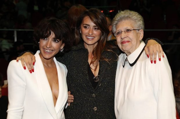 Pilar Barden junto a Pen&eacute;lope Cruz e Inma Cuesta en una imagen de archivo./Gtres