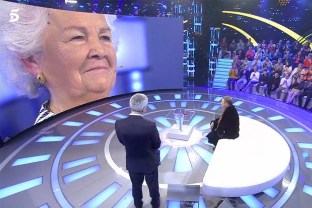 Antonio Canales recibe una sorpresa de su madre en 'Volverte a ver'./Telecinco