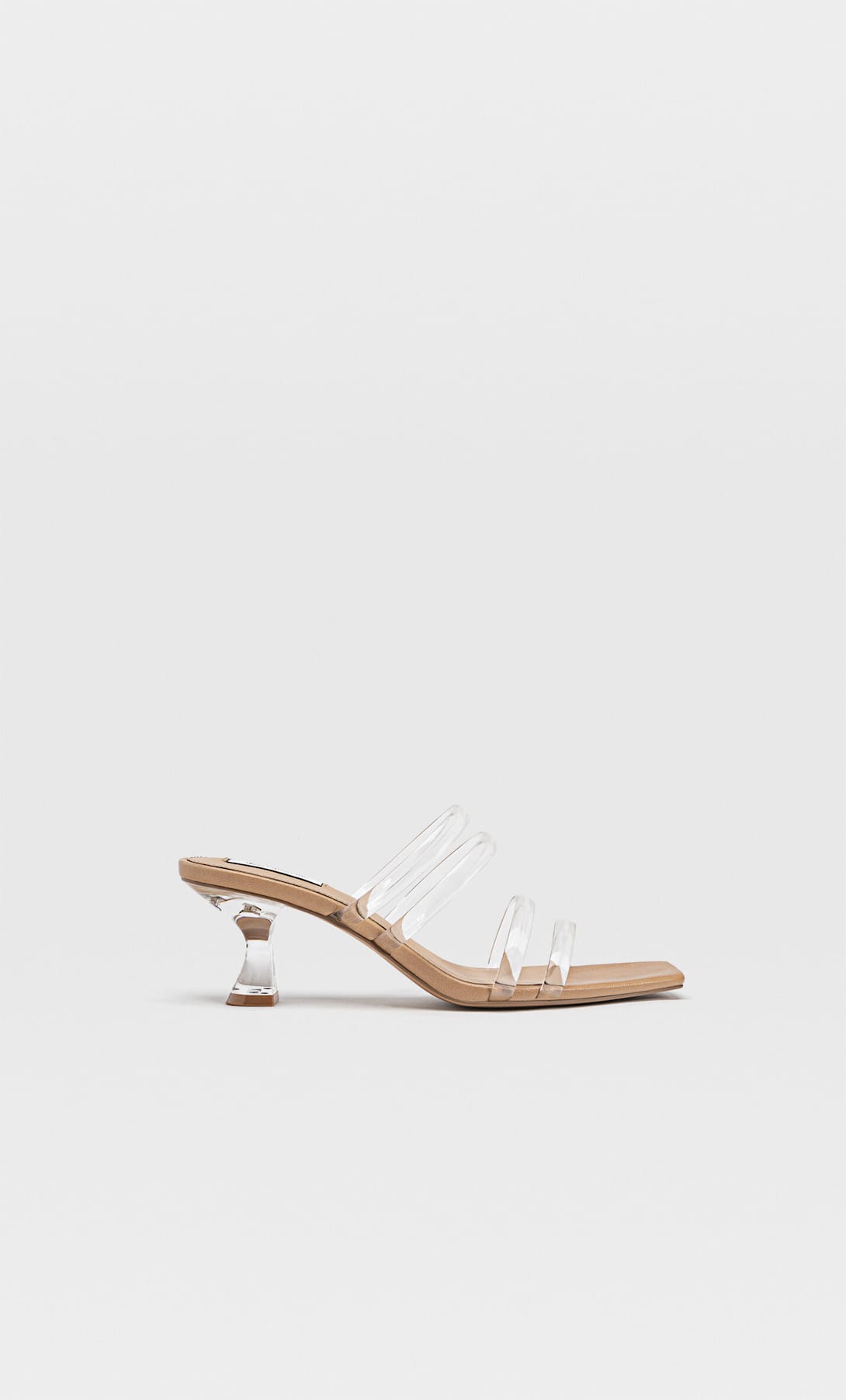 Paula Echevarr&iacute;a ilumina las noches de verano con estas sandalias de vinilo de Stradivarius