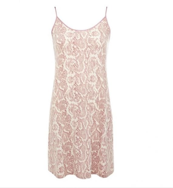 El camis&oacute;n de piel de serpiente rosa de Primark es el acierto del a&ntilde;o