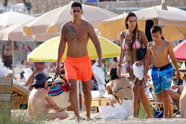 Christofer Guzm&aacute;n y Fani Carbajo, con su hijo Emilio, de vacaciones en la playa / Gtres