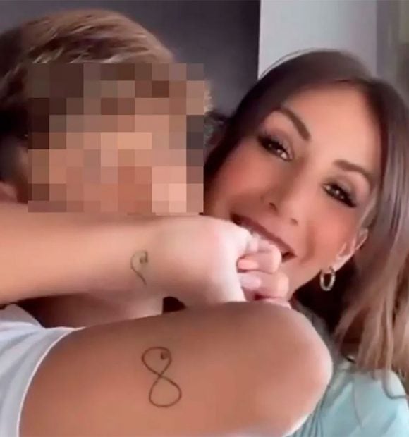Fani Carbajo ense&ntilde;a el tatuaje que se ha hecho junto a su hijo / Mediaset