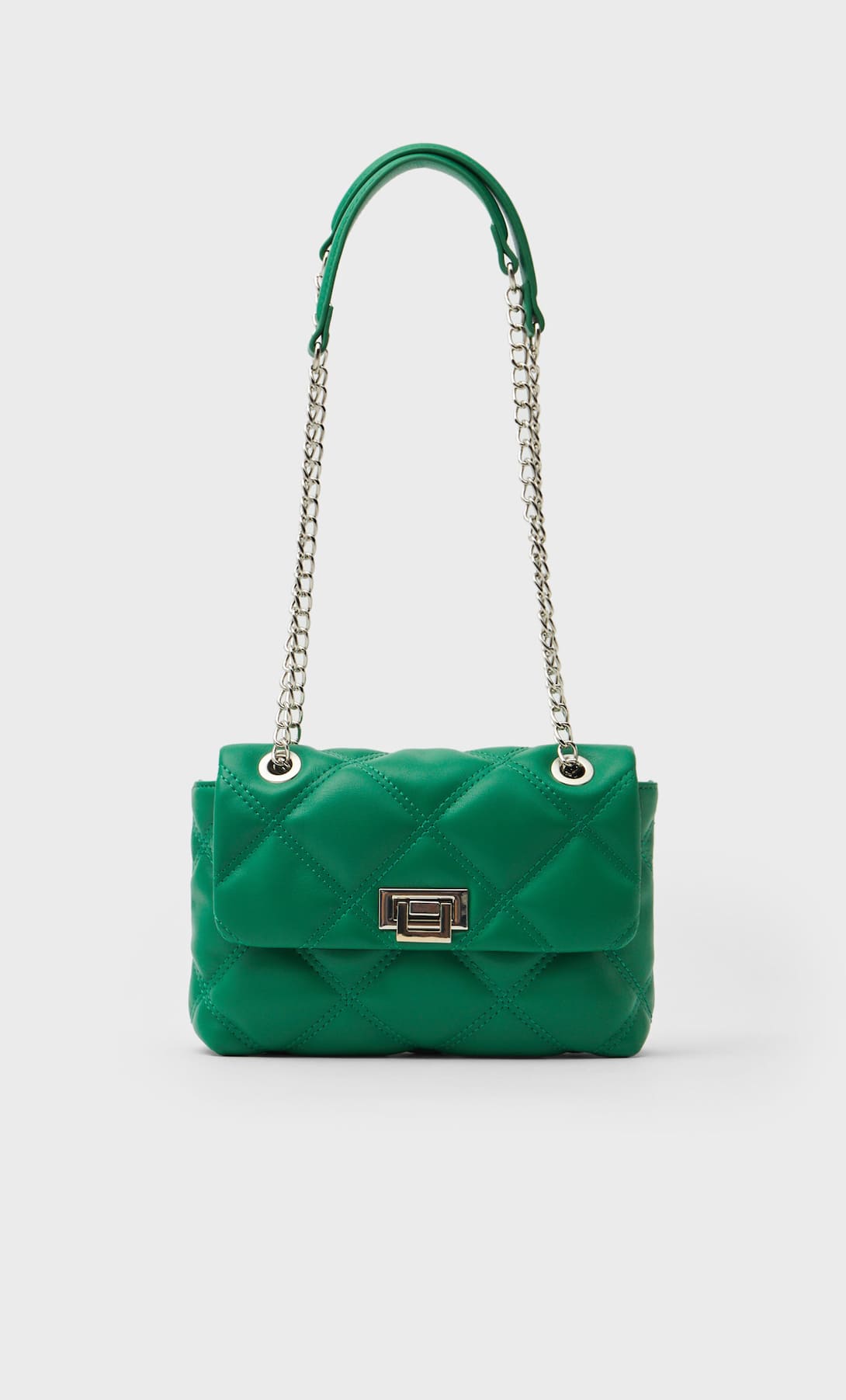 El nuevo bolso verde acolchado de Stradivarius de 12 euros bate r&eacute;cords de ventas