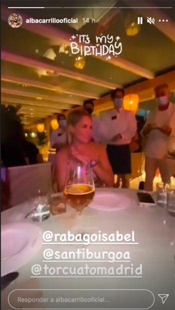 Alba Carrillo disfrut&oacute; la noche del viernes de una velada junto a Isabel R&aacute;bago y su pareja, Santi Burgoa. Los 3 acudieron a un restaurante situado en Madrid./Gtres