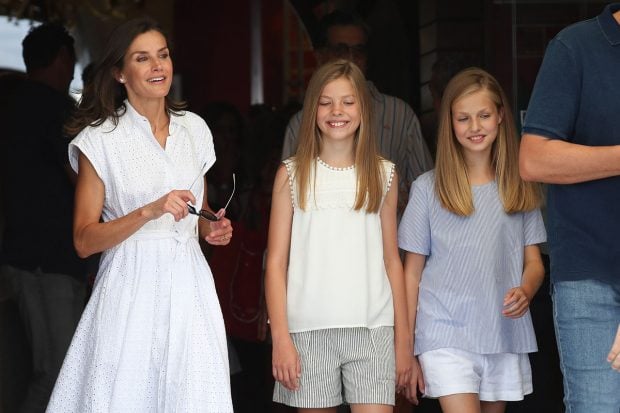 La reina Letizia junto a sus hijas, la princesa Leonor y la infanta Sof&iacute;a en una imagen de archivo./Gtres