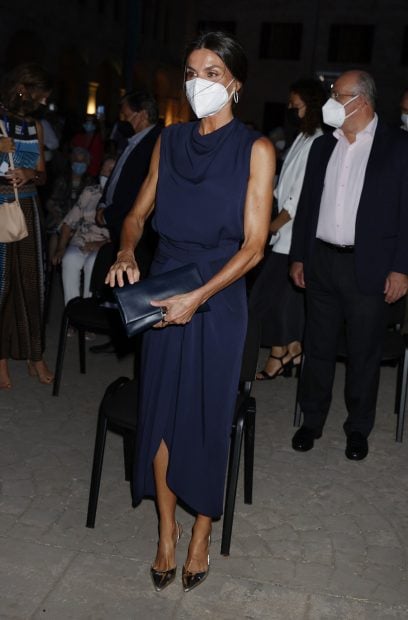 La consorte ha llevado un vestido azul petr&oacute;leo./Gtres