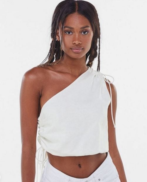 ¡Ofertón! Los mejores tops y camisetas a 3,99 € que solo están en Bershka