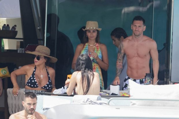Leo Messi, Antonella Roccuzzo y Daniela Semaan, mujer de Cesc F&aacute;bregas / Gtres