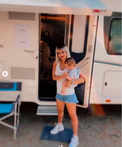 Sara S&aacute;lamo, con su hijo en brazos durante un rodaje / Instagram