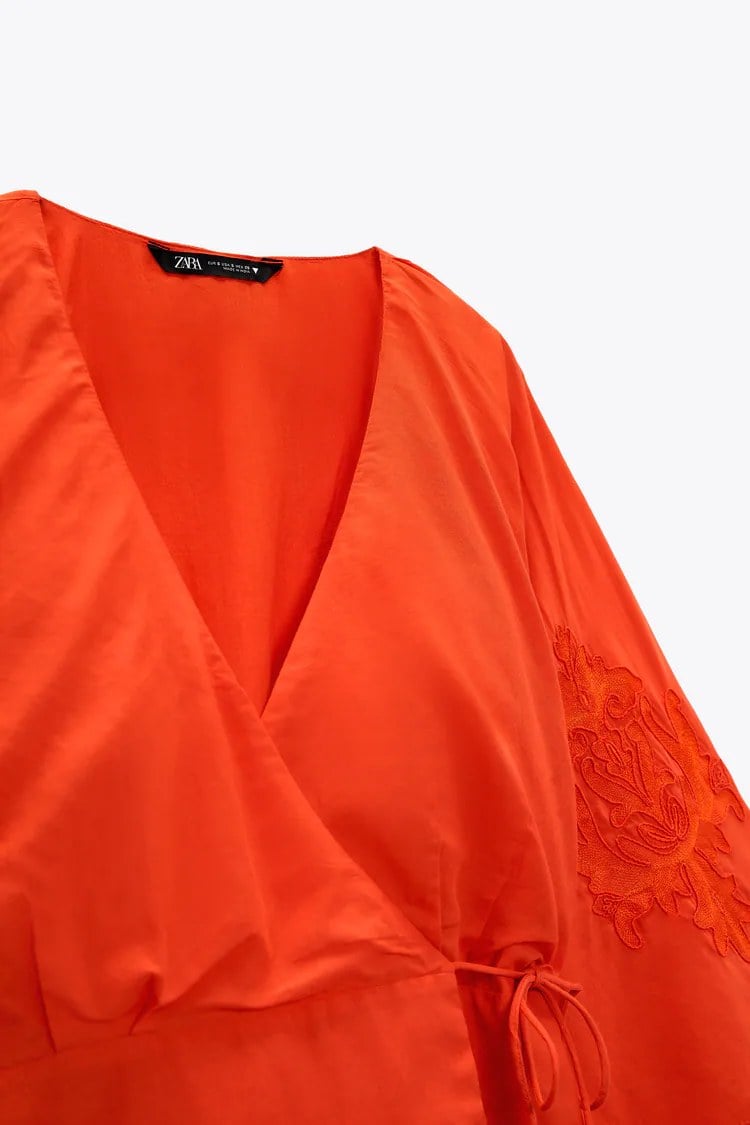 Zara versiona el vestido rojo con bordados orientales de la pel&iacute;cula Mul&aacute;n