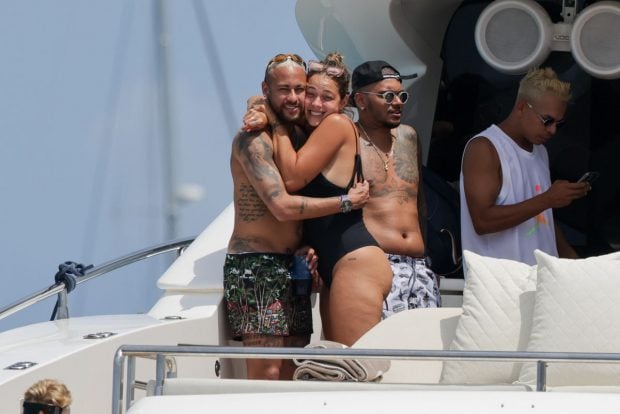 Neymar, con una amiga durante sus vacaciones / Gtres