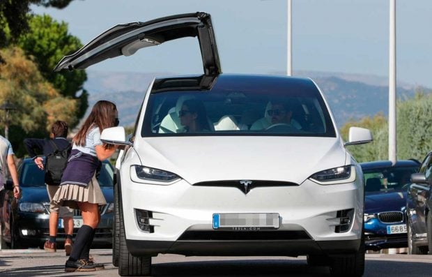 Paula Echevarr&iacute;a y Miguel Torres, montada en su Tesla / Gtres