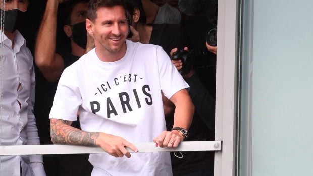 Leo Messi, a su llegada al aeropuerto de Par&iacute;s / Gtres