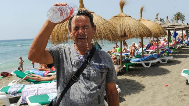 El agua fr&iacute;a, b&aacute;sica para combatir la ola de calor / Gtres
