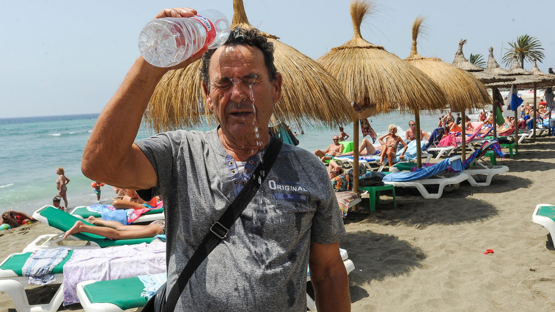 El agua fría, básica para combatir la ola de calor / Gtres