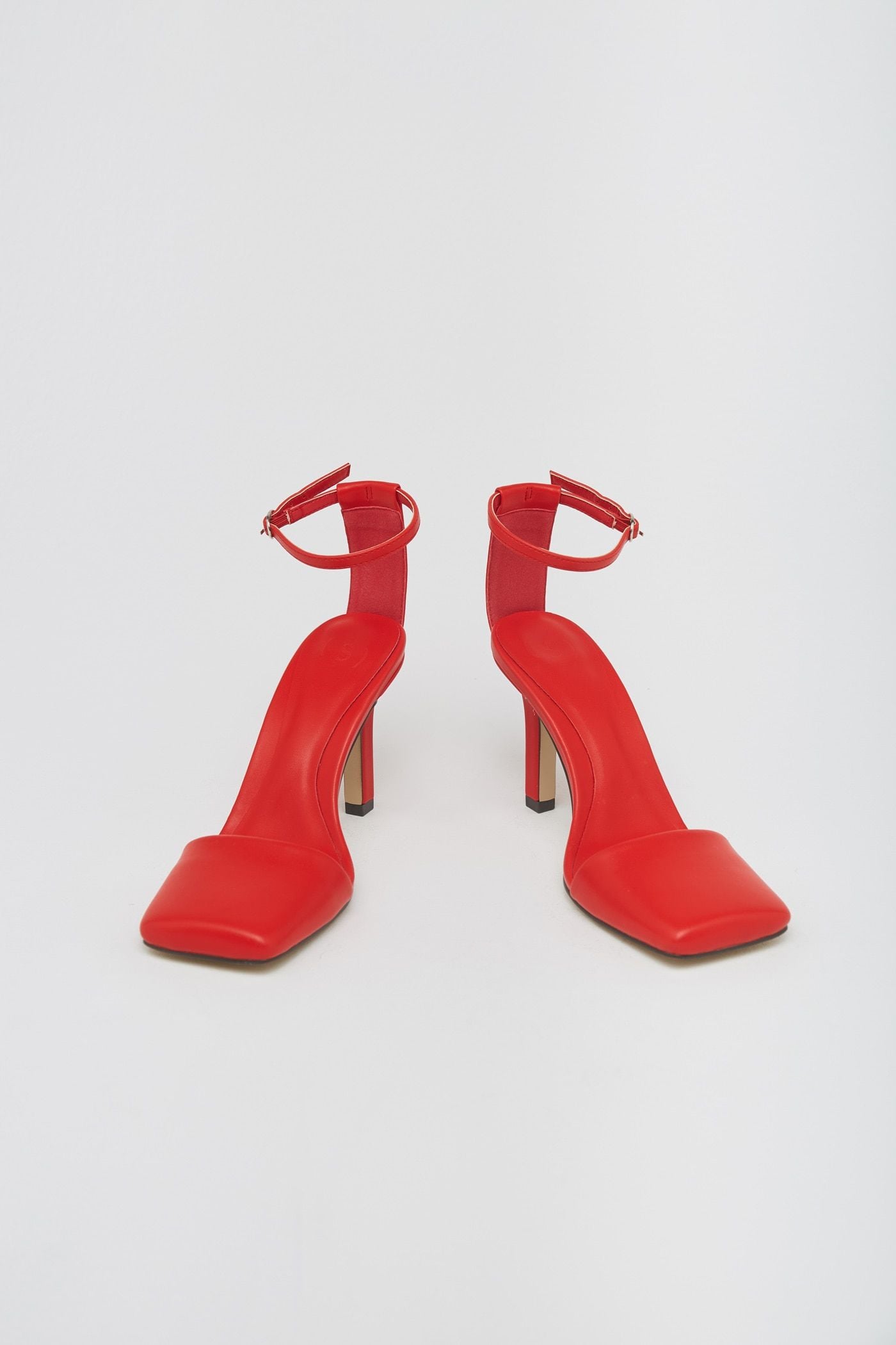 Sfera la saca los colores a Prada ti&ntilde;endo de rojo sus ic&oacute;nicas sandalias tobilleras
