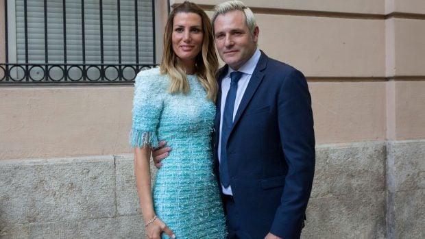 Santiago Ca&ntilde;izares y Mayte Garc&iacute;a se separaron el 21 de julio: "Tanto Mayte como yo, queremos comunicaros que estamos pasando por un proceso de separaci&oacute;n.Por el respeto, cari&ntilde;o, y apoyo que nos hab&eacute;is procesado sobre todo en los momentos duros, nos sentimos en la obligaci&oacute;n de ser nosotros quien os lo transmitamos. Hemos intentado ser un ejemplo para nuestros hijos, familia y amigos. Y es nuestro objetivo tratar de seguir si&eacute;ndolo. Os pedimos m&aacute;ximo respeto, porque lo importante en estos casos es evitar el sufrimiento de los m&aacute;s peque&ntilde;os. Un fuerte abrazo".
