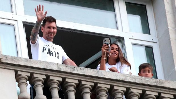 Messi, saludando a la afici&oacute;n desde su hotel en Par&iacute;s / Gtres