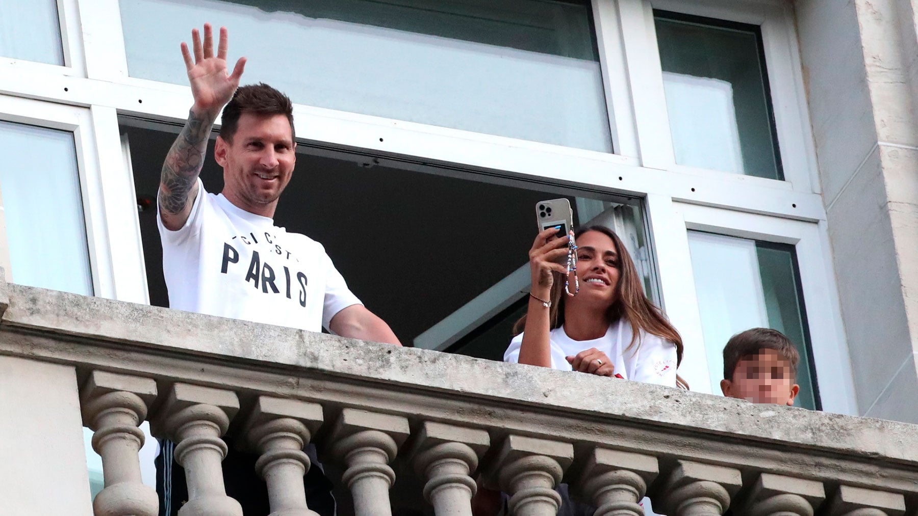 Messi, saludando a la afici&oacute;n desde su hotel en Par&iacute;s / Gtres