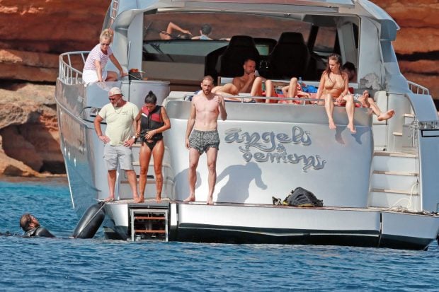 Jan Oblak, en un barco con amigos / Gtres
