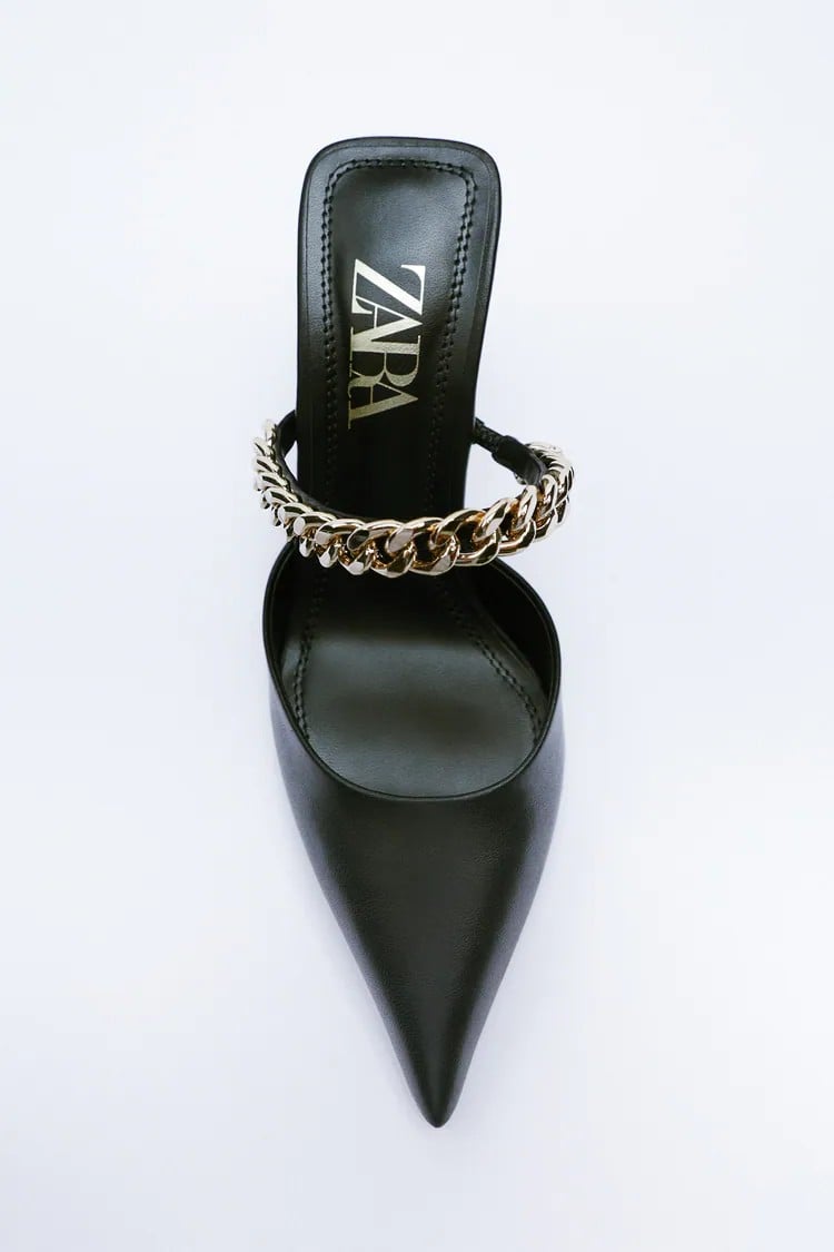 Zara se adelanta a Carrie Bradshaw y trae a España los mule con cadena de Manolo Blahnik