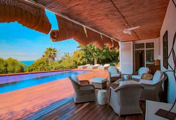 As&iacute; es la villa de C&aacute;diz donde pasan sus vacaciones Sara Carbonero y Raquel Perera / Zahara Villas