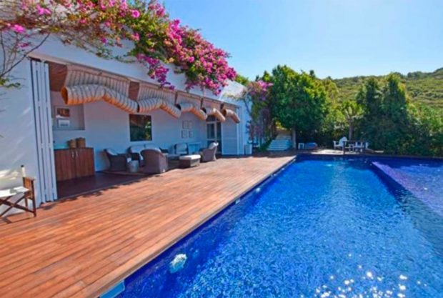 As&iacute; es la villa de C&aacute;diz donde pasan sus vacaciones Sara Carbonero y Raquel Perera / Zahara Villas