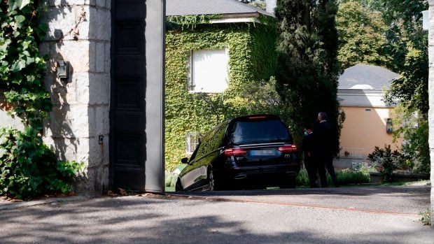 El coche f&uacute;nebre, entrando en el domicilio de Isabel Preysler / Gtres