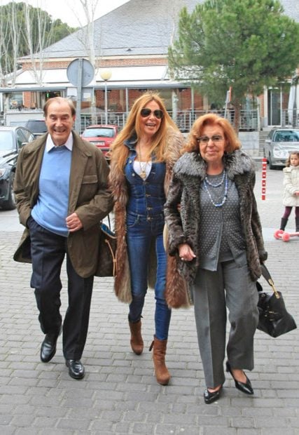 Ana Obreg&oacute;n y sus padres, Antonio y Ana, en una imagen de archivo / Gtres