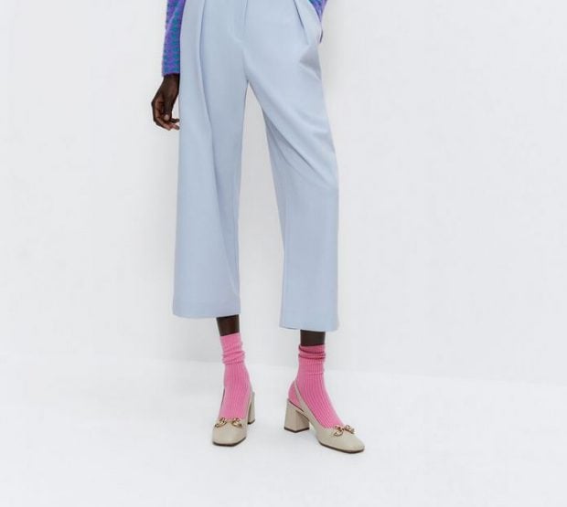 Es el caso de los calcetines y tacones, una tendencia que llega y parece que va a arrasar en la nueva temporada.