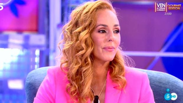 Roc&iacute;o Carrasco apuesta de nuevo por el color fucsia que le ha hecho ser protagonista durante los &uacute;ltimos meses / Mediaset