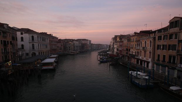 Vistas a los canales de Venecia, donde circulan lanchas, taxis y g&oacute;ndolas cada d&iacute;a./Gtres