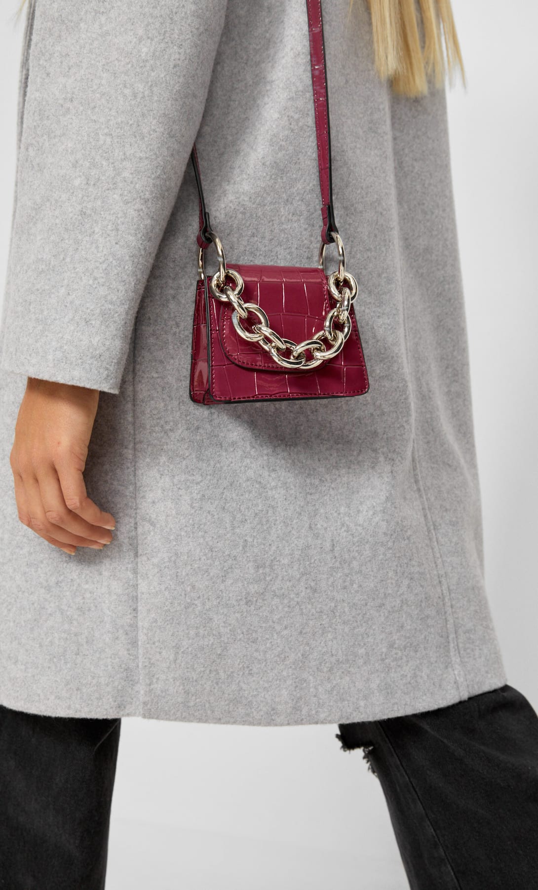 Los mini bolsos amenazan con convertirse en el bolso viral del oto&ntilde;o, Stradivarius ha creado una conexi&oacute;n inspir&aacute;ndose en Chanel