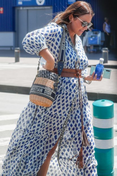Paula Echevarr&iacute;a ha combinad un vestido largo fluido con un bolso cesta de Christian Dior./Gtres