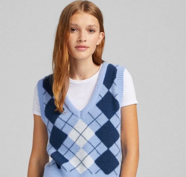 El chaleco de rombos que triunfar&aacute; en la nueva temporada ya est&aacute; en la web de Bershka