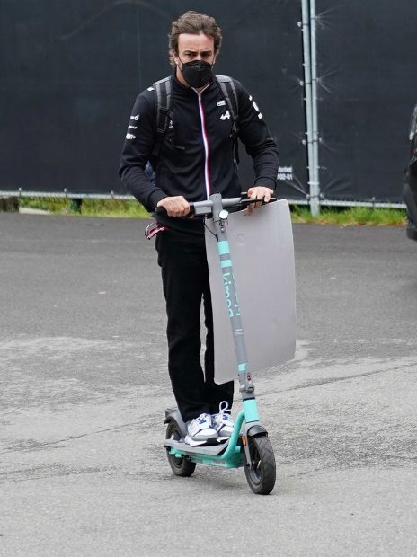 Fernando Alonso llega en patinete al circuito de B&eacute;lgica / Gtres