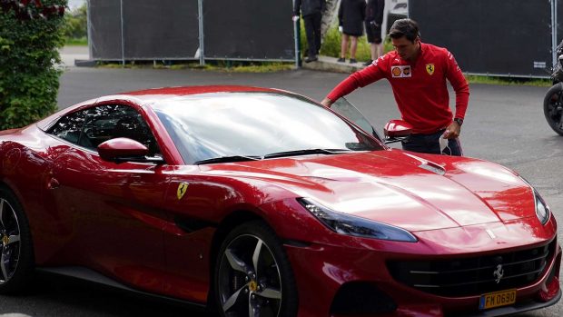 Por su parte, el hijo de Carlos Sainz tir&oacute; de exclusividad llegando con un Ferrari rojo / Gtres