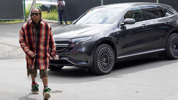 Lewis Hamilton, con un look fiel a su extravagancia / Gtres