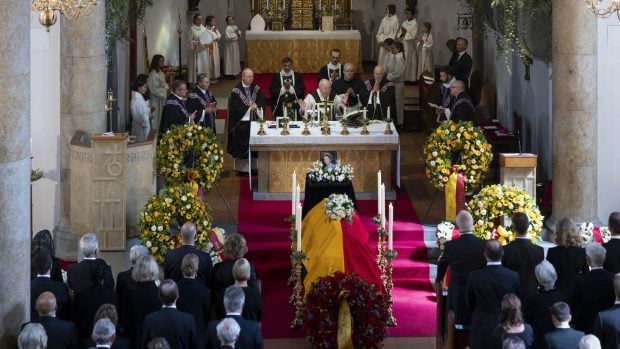 Interior de la catedral donde se ha celebrado el entierro de la Princesa. El acto ha estado oficiado por el arzobispo Wolfgang Haas./Gtres