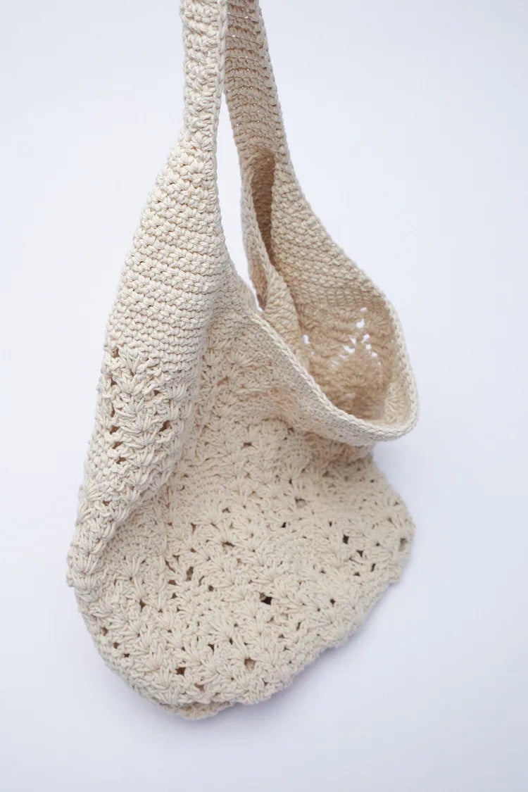 La Maxi Saca de flecos y de crochet son los bolsos de Zara m&aacute;s originales para el oto&ntilde;o