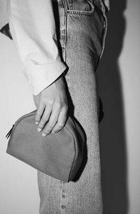 El bolso en formato neceser que todav&iacute;a puedes comprar por 5,99 euros en el remate final de Zara
