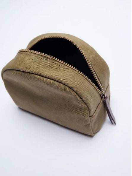 El bolso en formato neceser que todav&iacute;a puedes comprar por 5,99 euros en el remate final de Zara