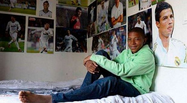 De peque&ntilde;o, Mbapp&eacute; ten&iacute;a como &iacute;dolo a Cristiano Ronaldo y as&iacute; lo reflejaba la pared de su cuarto / Redes sociales