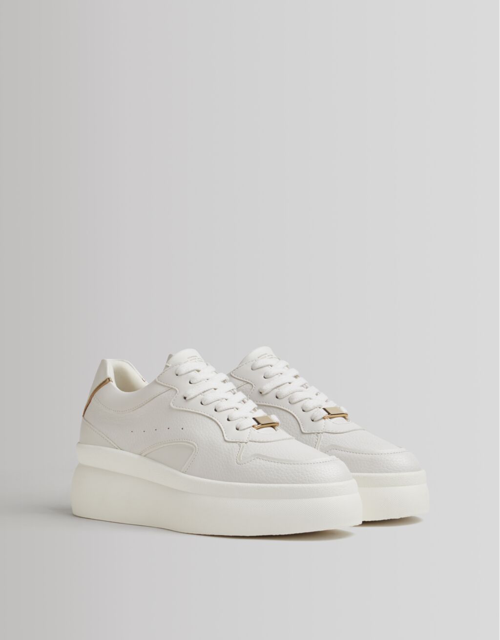 Bershka copia el lujo de las zapatillas blancas de Marc Jacobs al estilo Leonor y Sof&iacute;a
