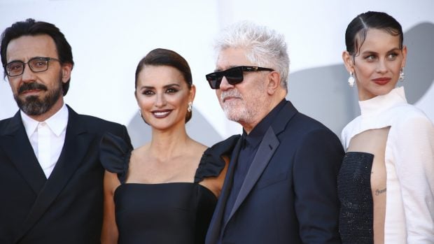 Pen&eacute;lope Cruz junto a Milena Smit, Israel Elejalde y Pedro Almodovar durante el Festival de Venecia 2021./Gtres