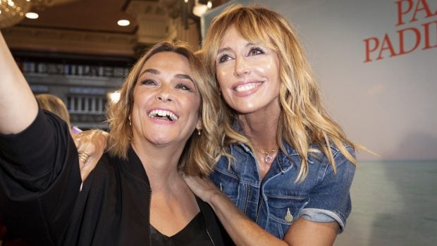 To&ntilde;i Moreno y Emma Garc&iacute;a en el estreno de 'El humor de tu vida'./Gtres