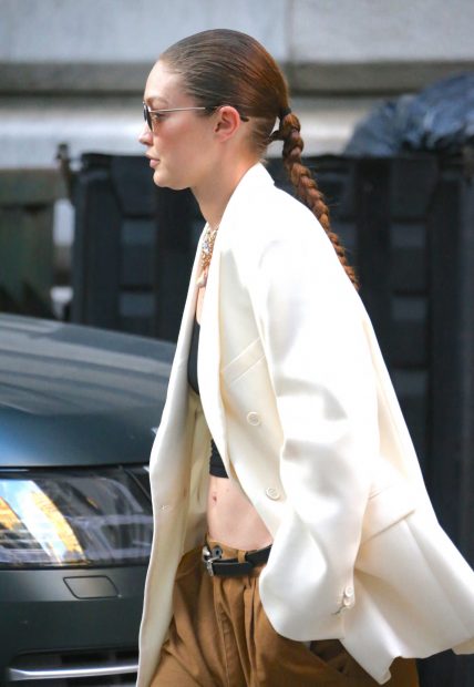 Gigi Hadid por las calles de Nueva York luciendo una larga trenza./Gtres