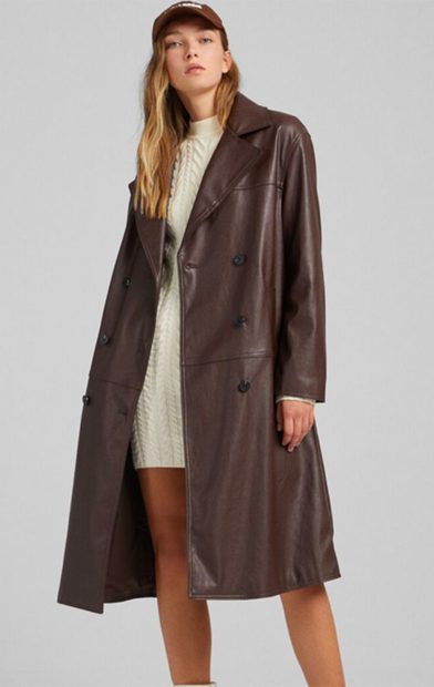 Gabardina efecto polipiel en color marr&oacute;n de Berskha./Bershka