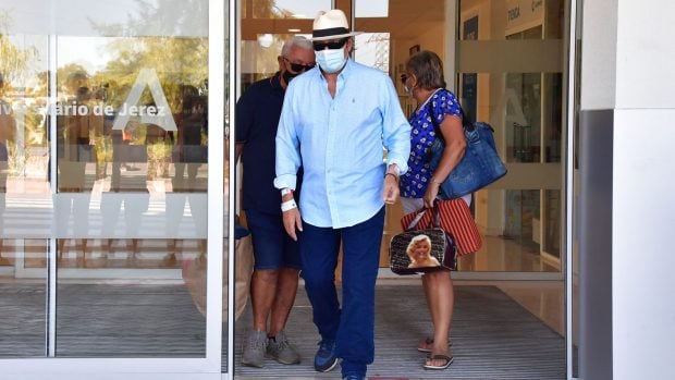 Amador Mohedano saliendo del hospital./Gtres