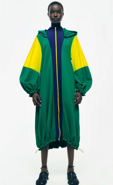 Gabardina de colores de estilo oversize de Zara./Zara